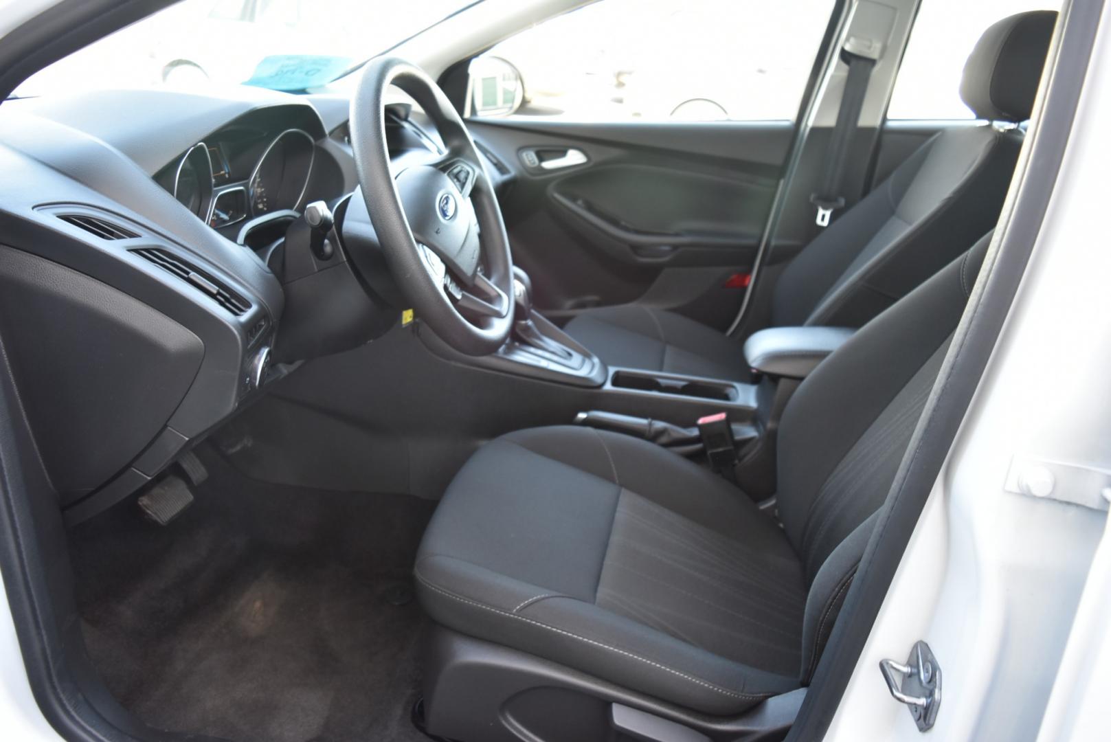 2018 White /Black Ford Focus SE (1FADP3F22JL) with an 2.0L I-4 GDI TI-VCT engine, 6-Speed Powershift Automatic transmission, located at 1600 E Hwy 44, Rapid City, SD, 57703, (605) 716-7878, 44.070232, -103.171410 - Photo#8